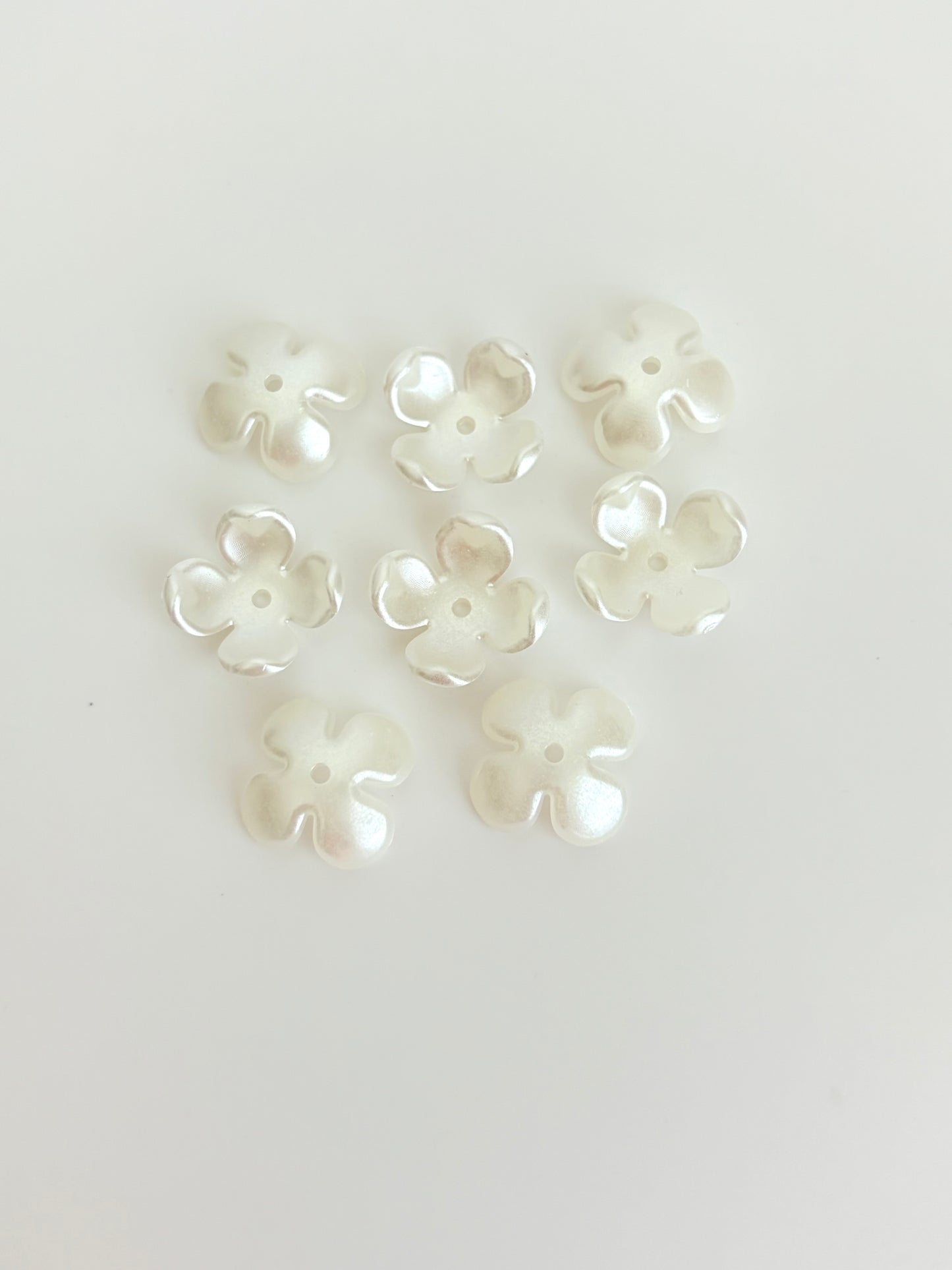 16mm White Acrylic Hydrangea Flower Beads (4-Petal)