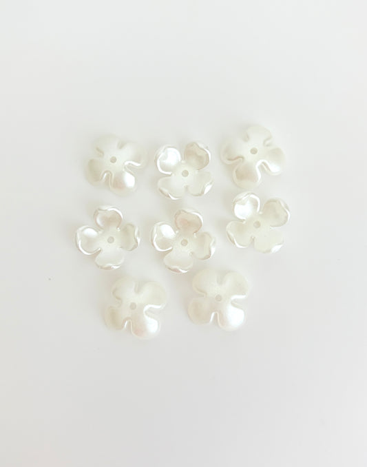 16mm White Acrylic Hydrangea Flower Beads (4-Petal)